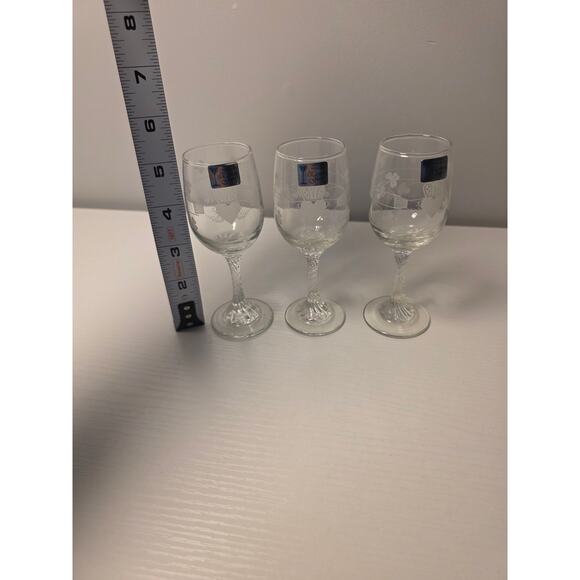 Eamon Glass Wine Glasses Hand-Engraved in Ireland Claddagh Shamrock Twisted Stem - Picture 5 of 5